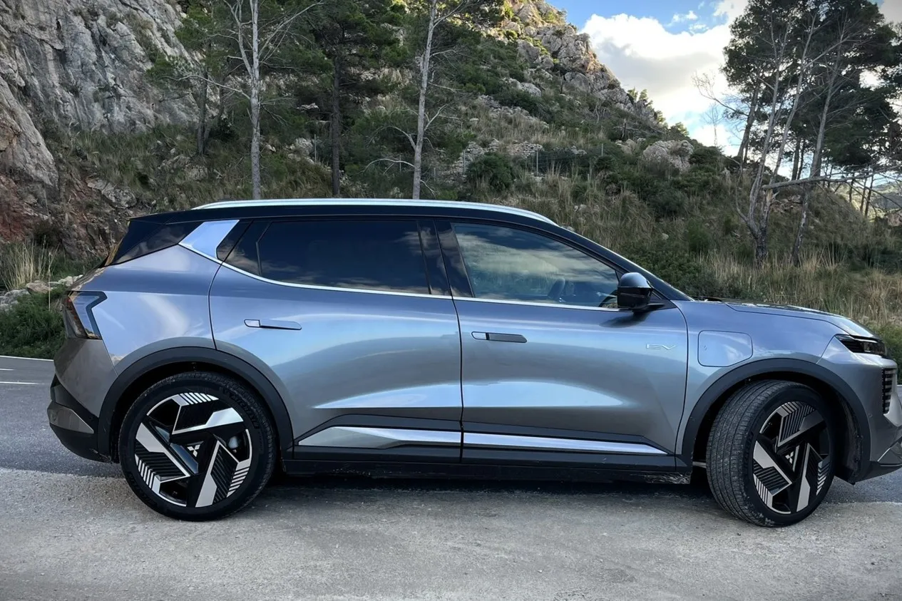 Die J-förmig gezeichnete Seitenlinie betont Dynamik und hebt den Elektro-SUV optisch von seinem französischen Plattformbruder ab.